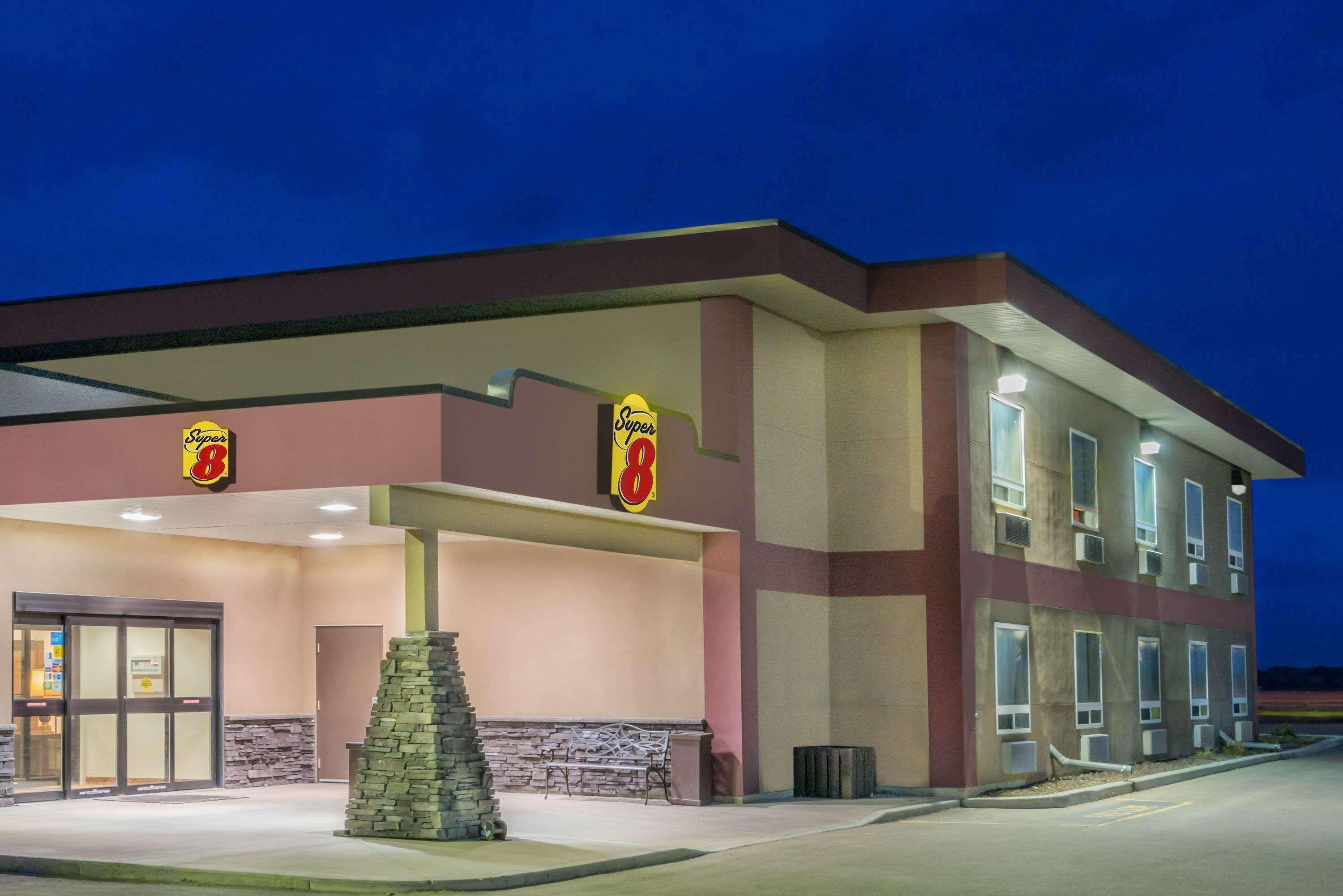 Super 8 By Wyndham Innisfail Dış mekan fotoğraf